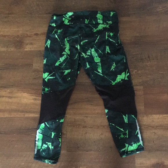 Old Navy capri leggings. Dri fit. Mesh paneling on the back of the leg. - Picture 4 of 4